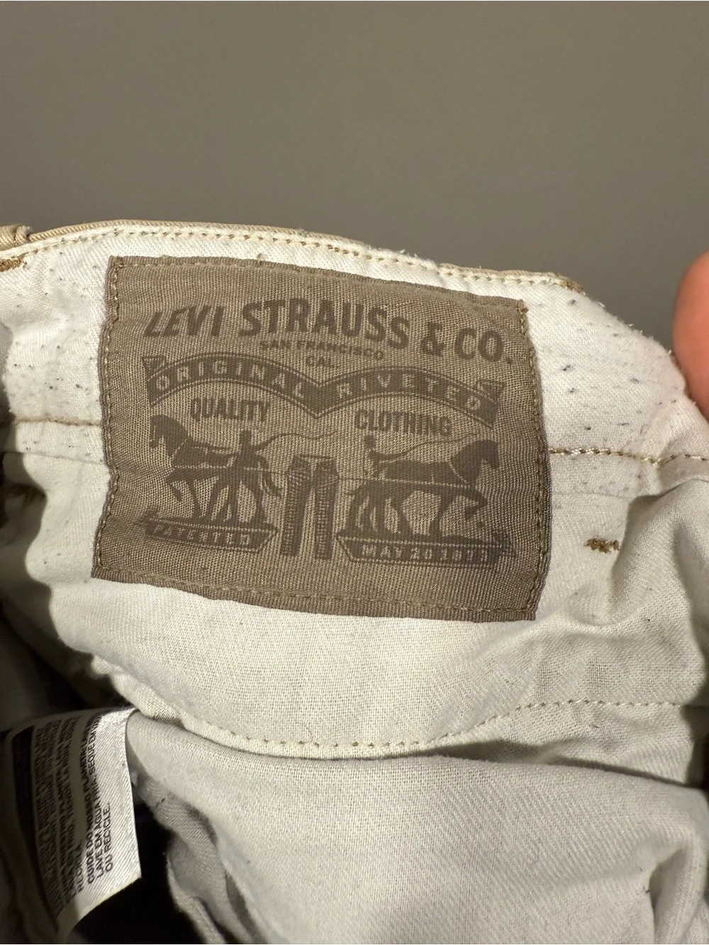 Levi's Strauss Classic Men's tan Chino Pants in Khaki W32 L34